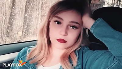 Bayi seksi dengan senang hati mengisap kartu diskon